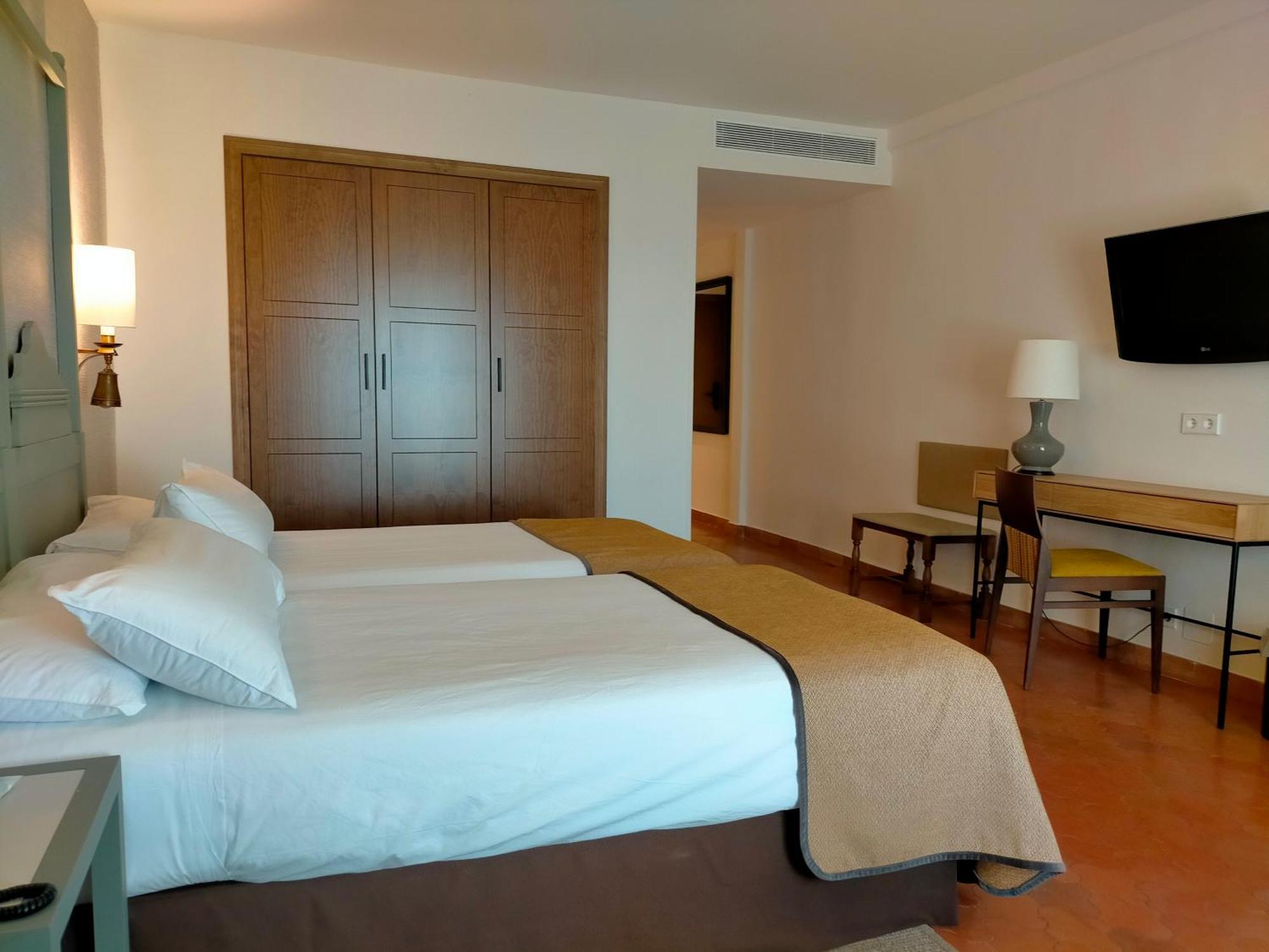 Parador De Benavente Esterno foto